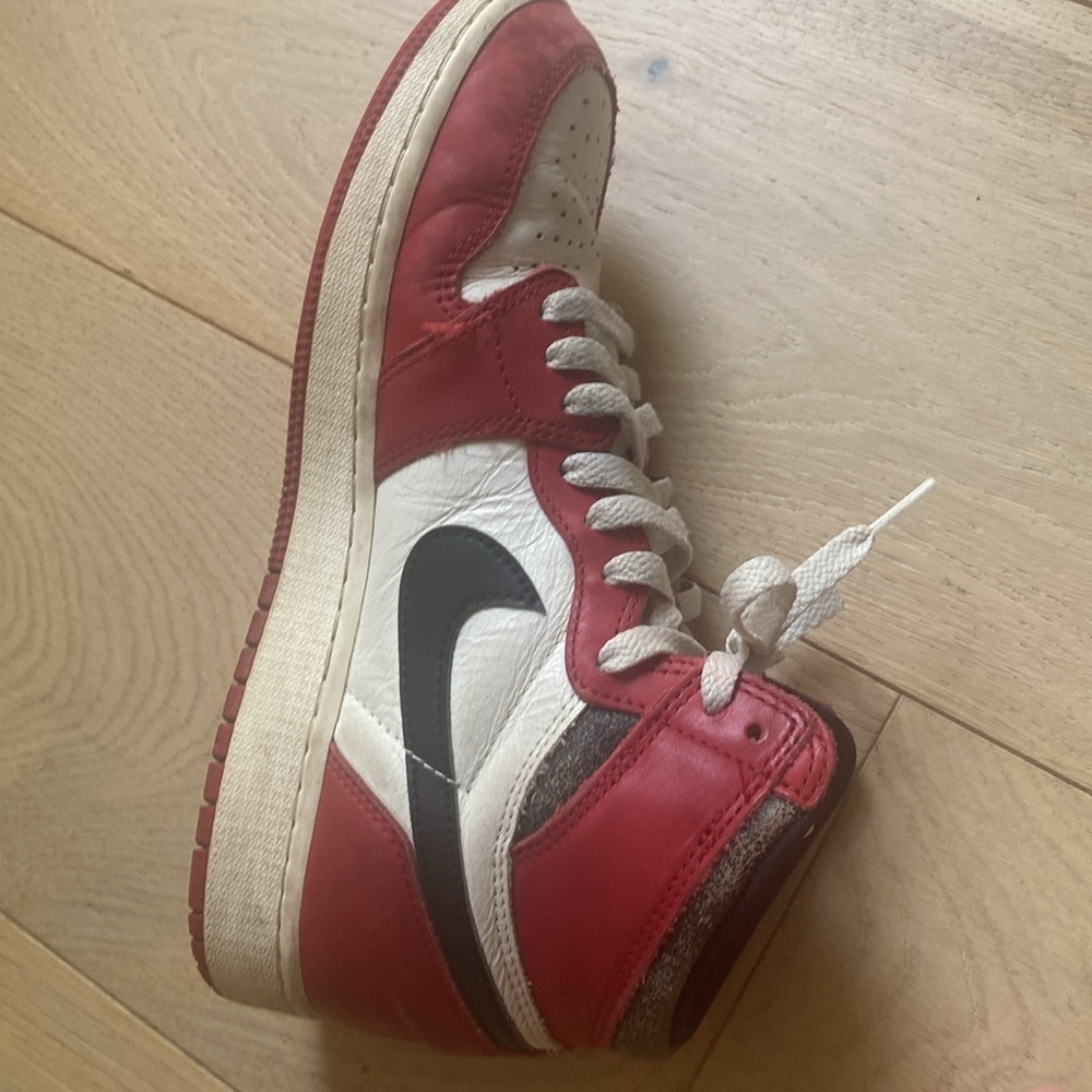 NIKE AIR JORDAN’S red, white with black swoosh - Picture 13 of 17